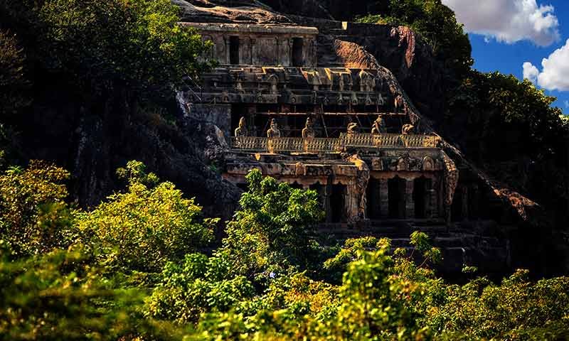 undavalli-caves-in-vijayawada Hyderabad To Vijayawada Cabs